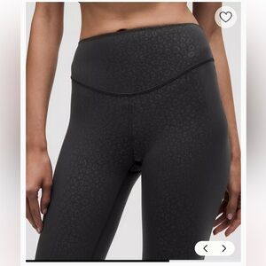 Lululemon • NWT Wunder Under SmoothCover High-Rise Tight 28" Leopardo Black